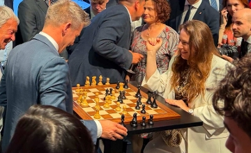 Rubik Watches Magyar Play with Queen of Chess in Budapest at US Event Rubik Watches Magyar Play with Queen of Chess in Budapest at US Event