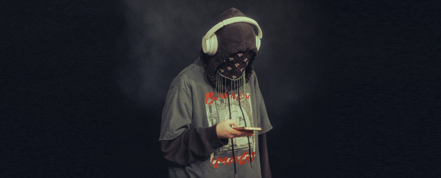 Júlia Vavra D E F A U L T M O D E N E T W O R K, Trafo Budapest, 21 April