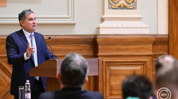 Economy Minister Signals Plan to Reduce Number of Major Banks in Hungary