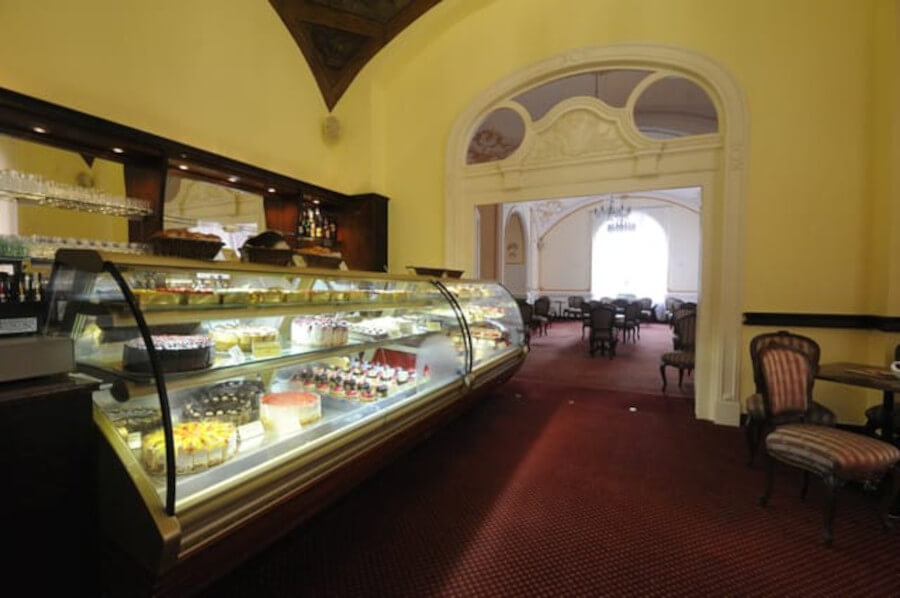 Sharp Drop in Hungarian Catering Outlets: 14,000+ Venues Closed Since 2010