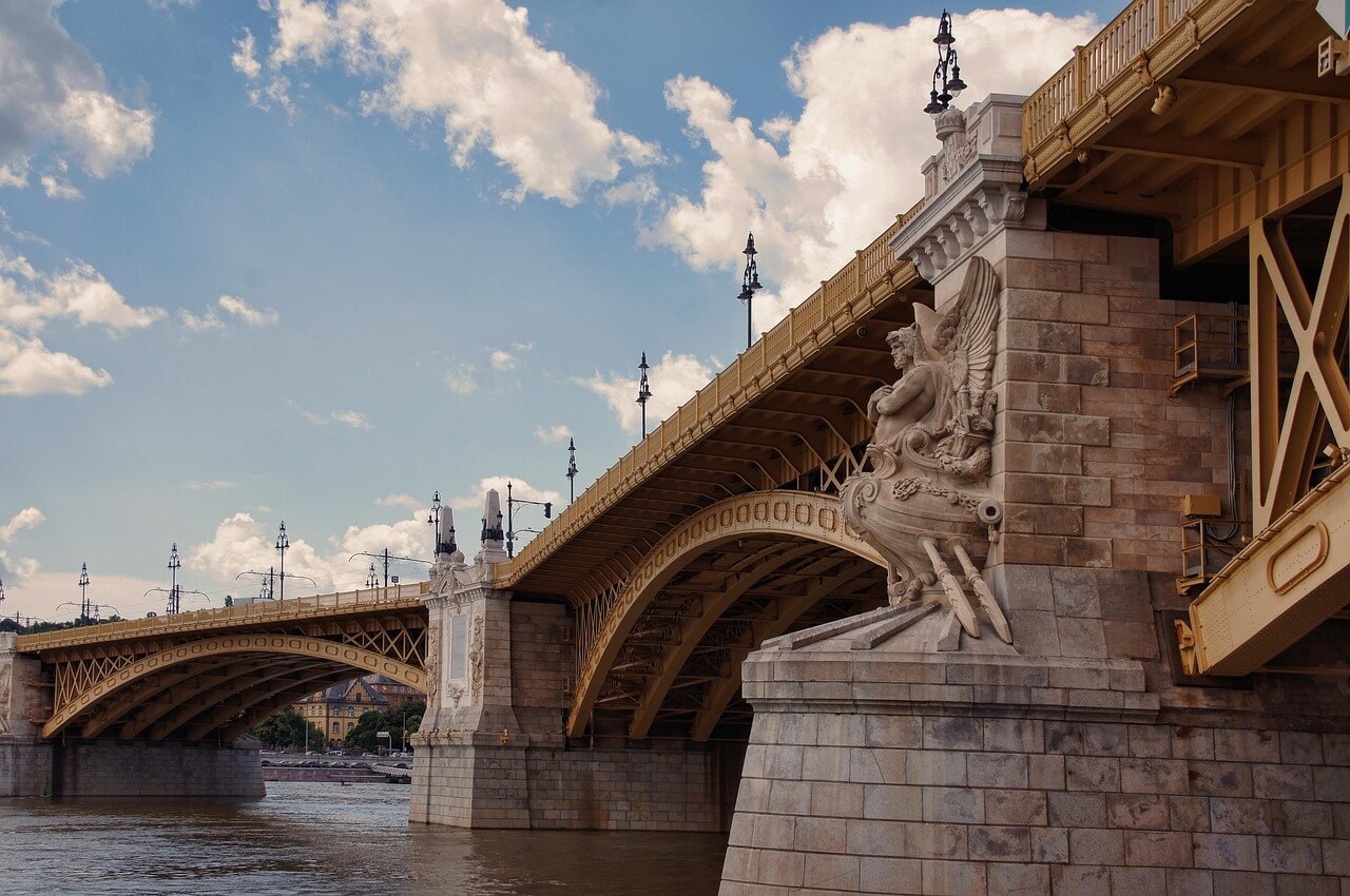 Suspected Explosive Closes Budapest's Margit Bridge