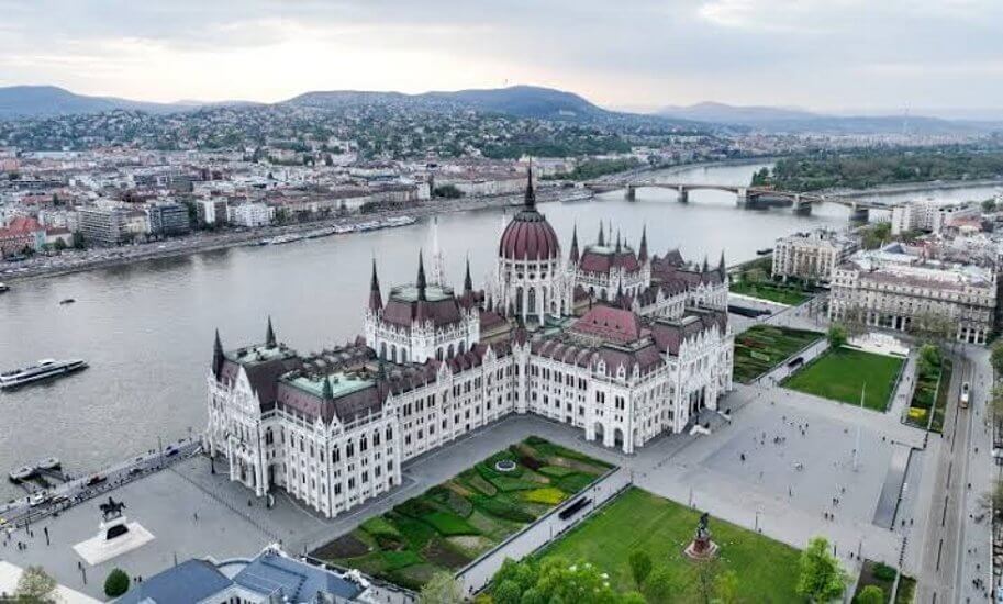Police Close Area Around Hungarian Parliament Until Year End