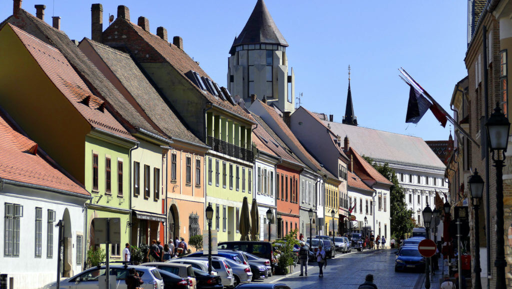 Buda Castle District to Hold Referendum on Airbnb Rentals