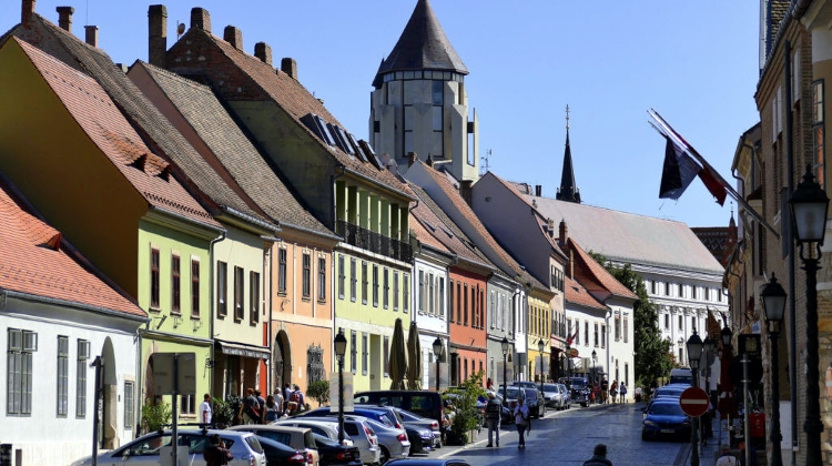 Buda Castle District to Hold Referendum on Airbnb Rentals