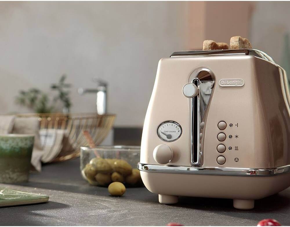 Tried & Trusted Kitchen Essential for Expats in Hungary: Tasteful De’Longhi Toasters