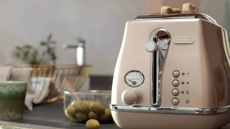 Tried & Trusted Kitchen Essential for Expats in Hungary: Tasteful De’Longhi Toasters