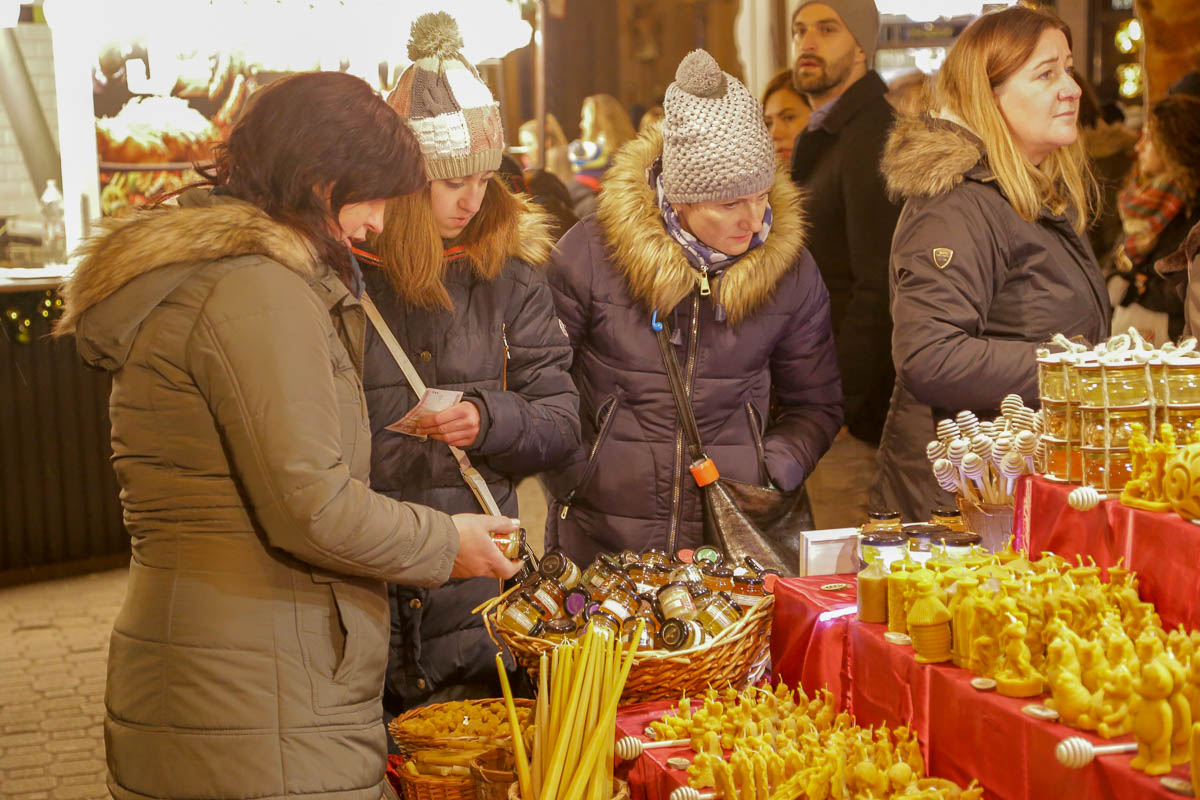 Advent & Christmas Fair, Vörösmarty Square