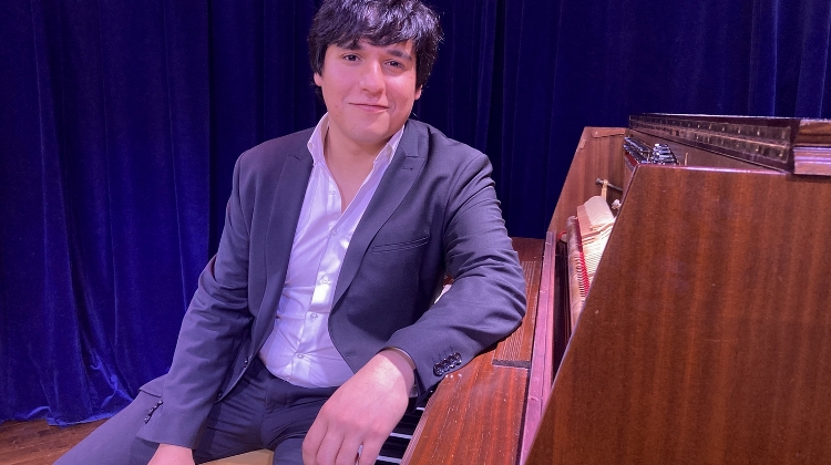 Inspiring Expats: The Willpower's Key Played By A Mexican Pianist
