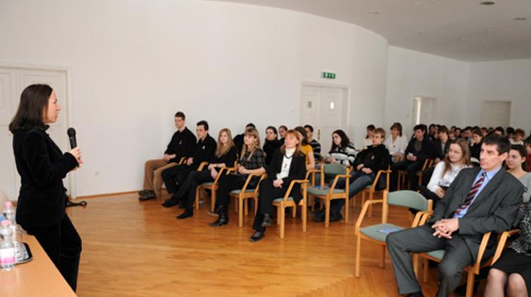U.S. Ambassador Kounalakis Meets Veszprém Students At The American Corner