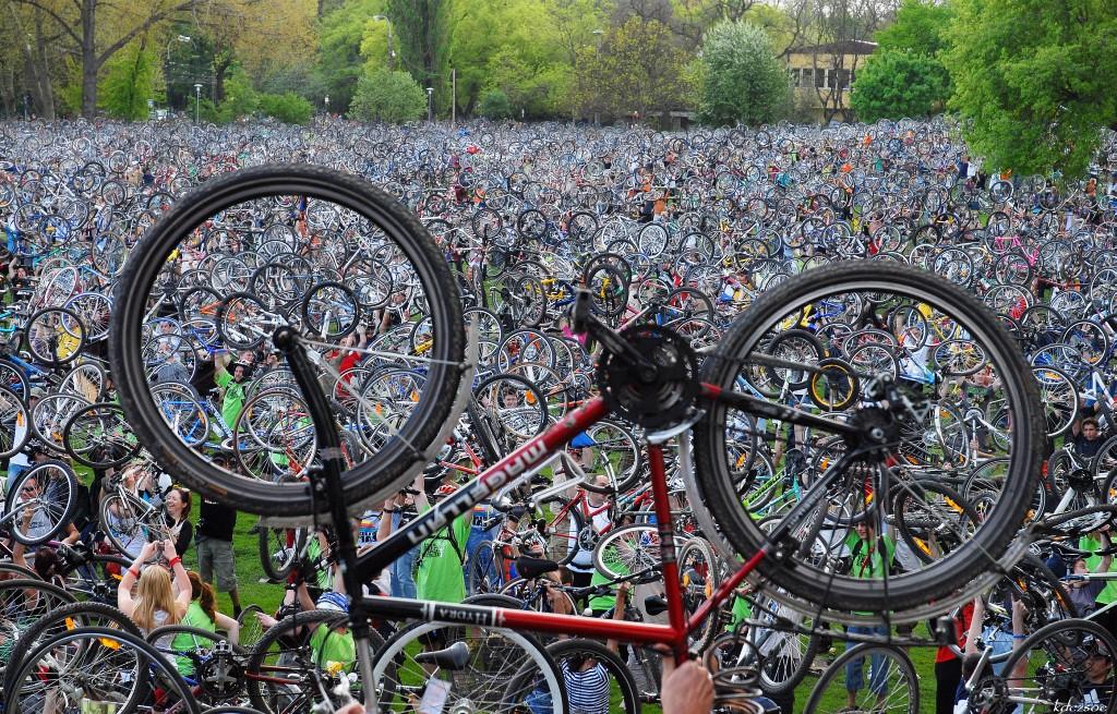 'Critical Mass Earth Day Bycicle Ride', Budapest, 24 April