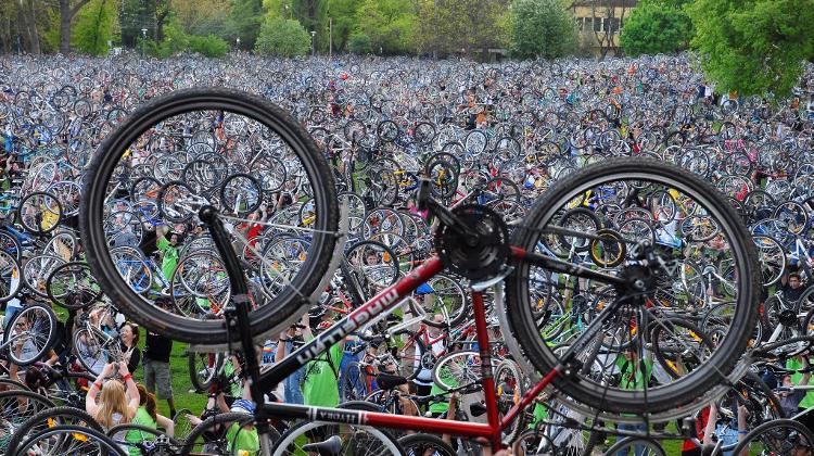 'Critical Mass Earth Day Bycicle Ride', Budapest, 24 April
