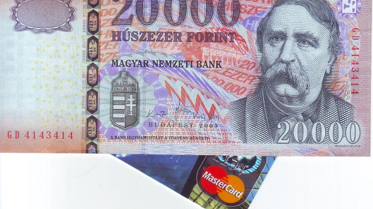 20-Thousand Cash Notes Cause Difficulty In Many Shops