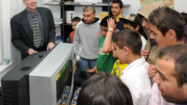Desktop Computers Donated To A “Tanoda” In Bátonyterenye By US Embassy