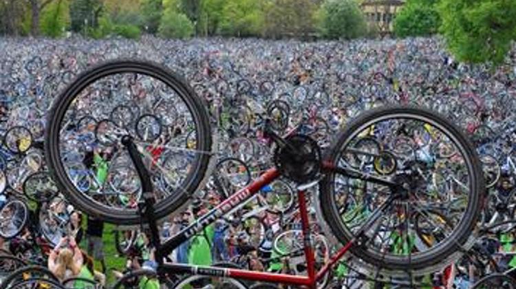 Video: Critical Mass Budapest 2010 - Bike Lift
