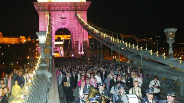 Olivia Newton-John To Walk Across Budapest On 2 October