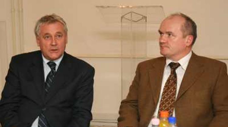 Hende Plans Volunteer Army In Hungary