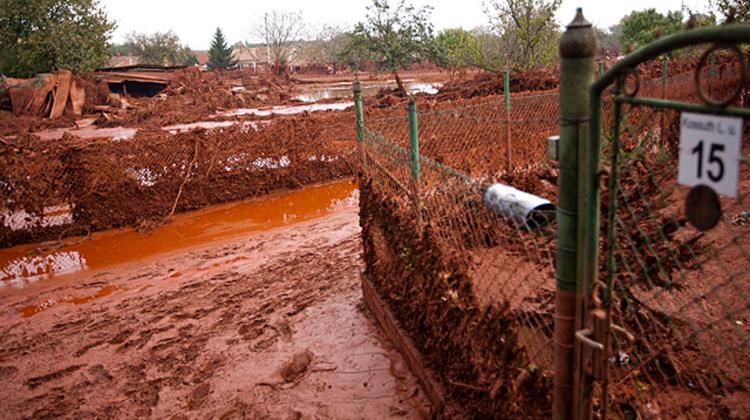 Hungarian Civilians For The Red Sludge Victims