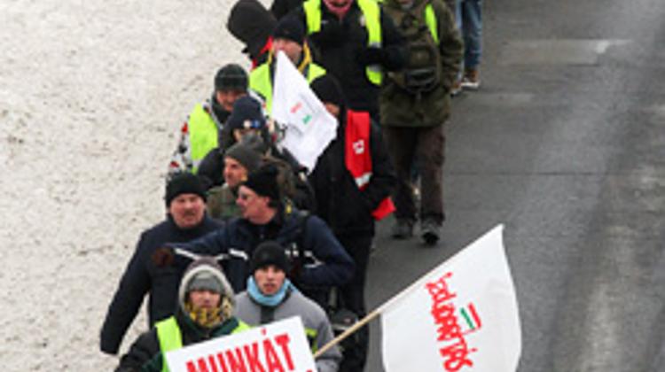 Socialists Greet “Hunger Marchers” At Parliament In Budapest