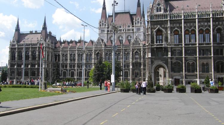 Budapest Mayor Tarlós In Charge Of Kossuth Ter Works