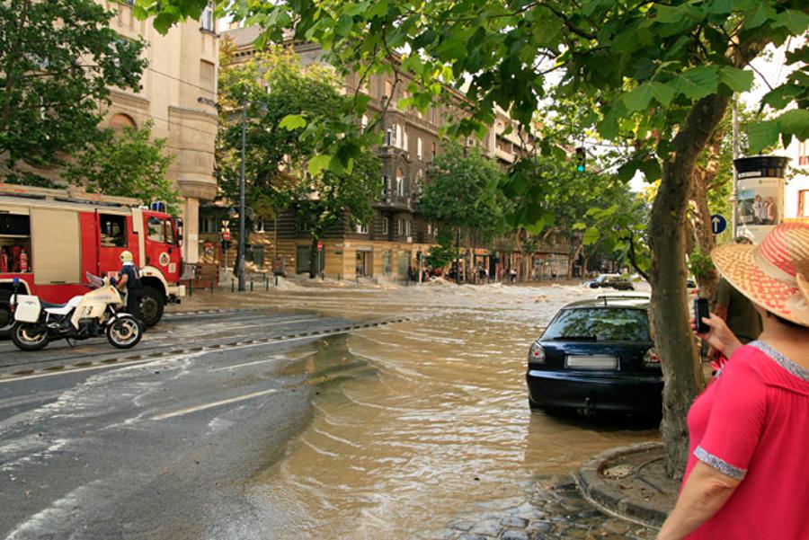 Szent Gellért Tér In Budapest Flooded