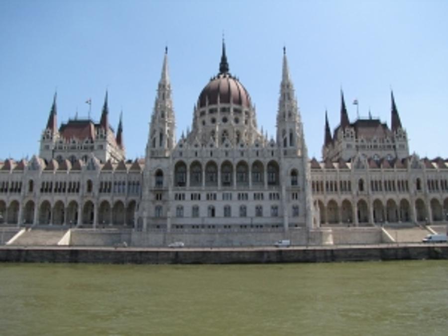 Hungarian Parliament Bans Totalitarian Names