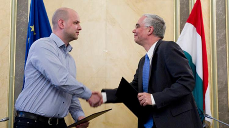 Hungary's Human Resources Minister,  Students Sign Agreement