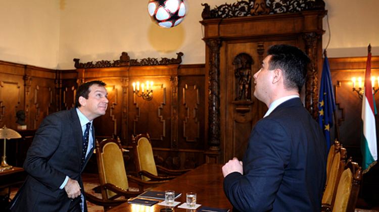 Xpat Opinion: Mesterházy & Bajnai Playing Chicken In Hungary?