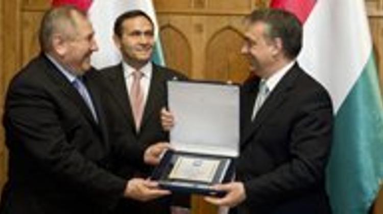 Hungarian Bid For 2021 FINA World Championships Handed Over