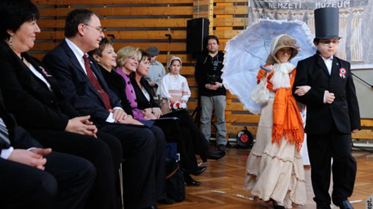 Deputy Chief Of Mission Timothy Betts Visits Budapest School