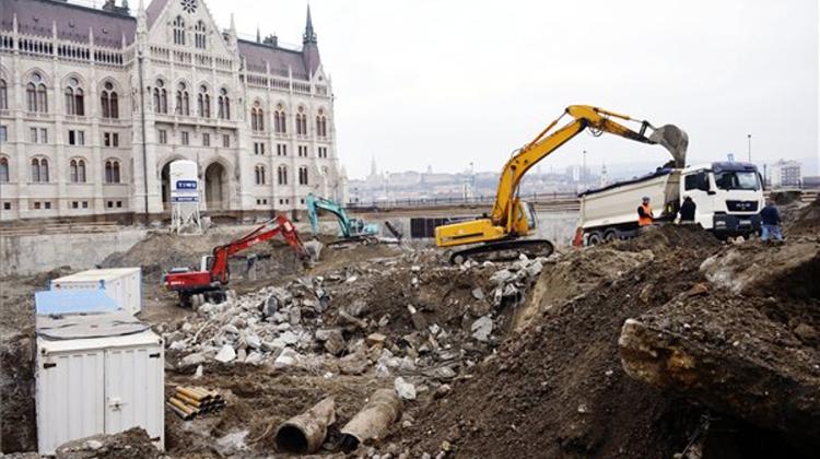 Soviet Bomb Removed From Kossuth Tér In Budapest