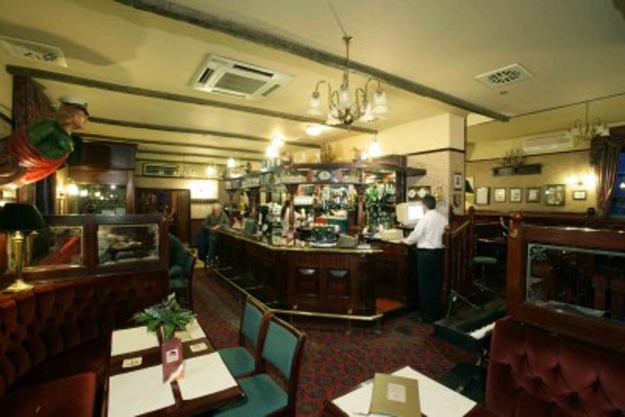 Restaurant Review: Víghajós John Bull Pub - Traditional English Pub-Grub In Budapest