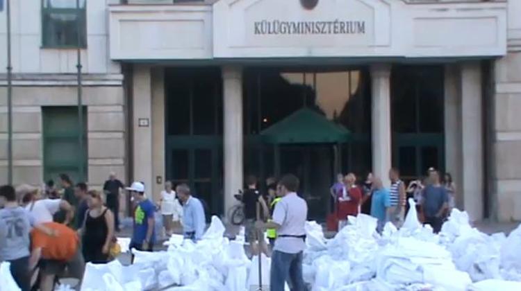 Good Samaritans Helping Out During Budapest Flood 2013