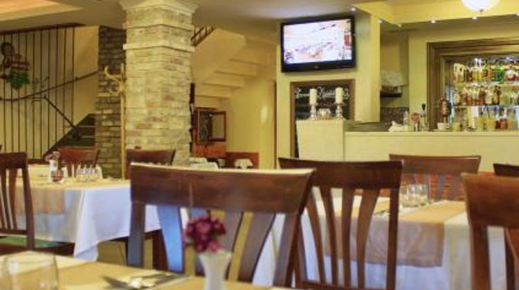 Budai Gesztenyés Restaurant, Outdoor Gourmet Delights