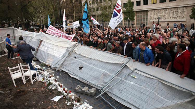 Police Disperse Budapest Szabadság Tér Protest
