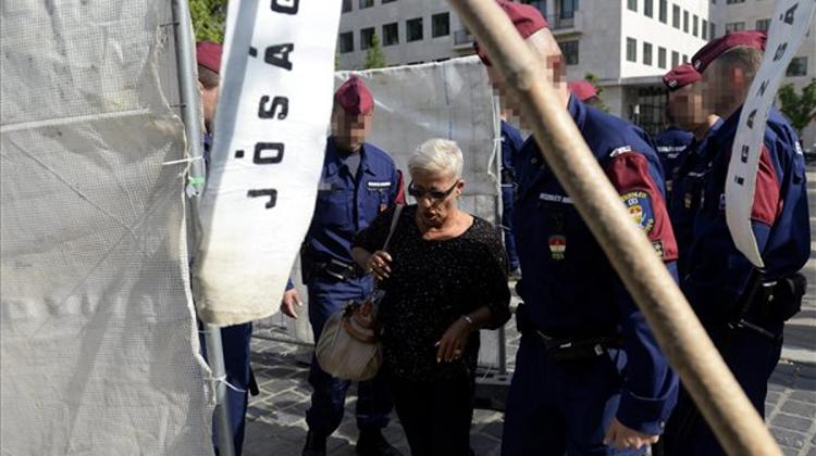 Hungary’s Former PM Bajnai Asks Áder To Help Prevent Szabadság Square Monument
