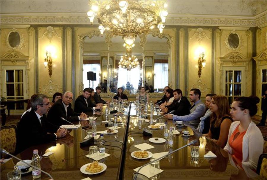 Hungarian Youth From US, Canada Meet HR Minister