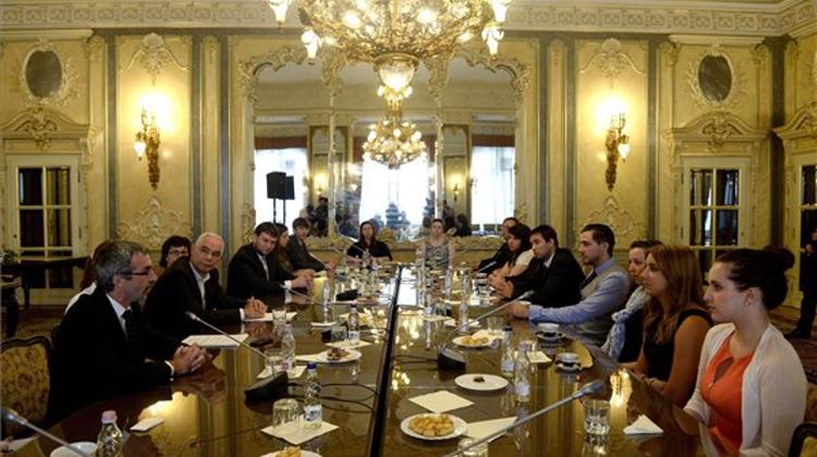 Hungarian Youth From US, Canada Meet HR Minister