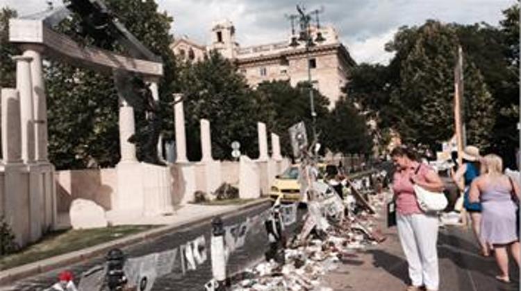 'Living Memorial' Arises In Shadow Of Dead One In Budapest