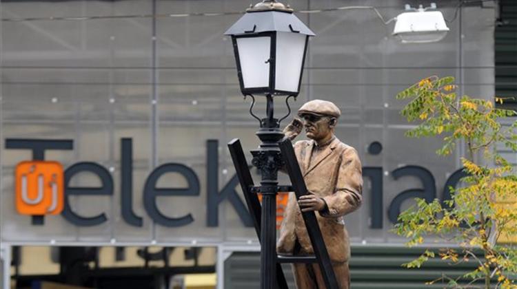 Square Renovated In Budapest Eighth District