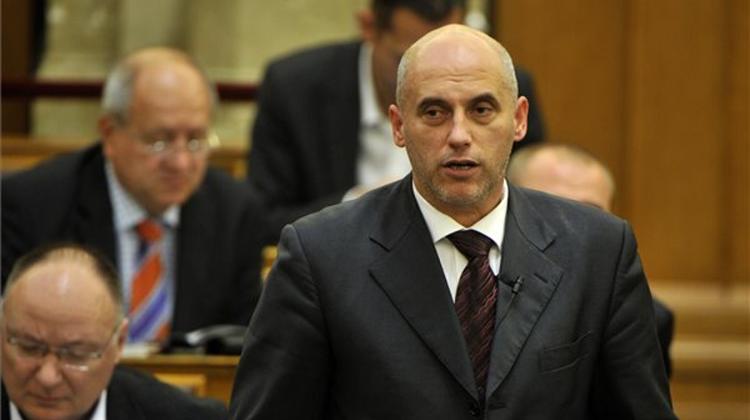 Hungarian Opposition Parties Call On Orbán To Act On US Entry Ban