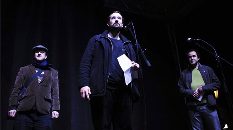 Hungarian Demonstrators Acknowledge Withdrawal Of Inter Net Tax