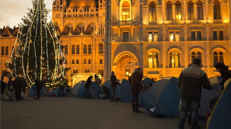 Protest At Hungarian Parliament Against “Persecution Of The Homeless”