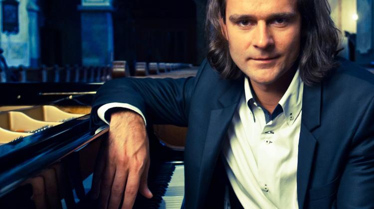 Futuristic Hungarian Piano Has Lift-Off