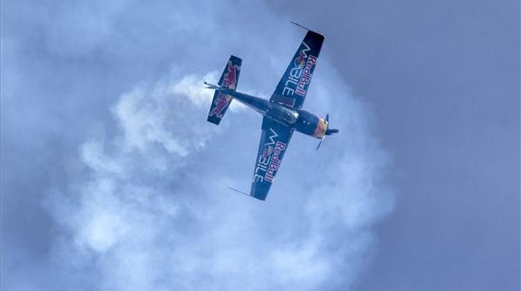 Farnair Boeing 737 Low Pass Over Budapest
