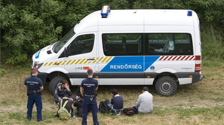 Hungarian Police To Patrol Serbia Border