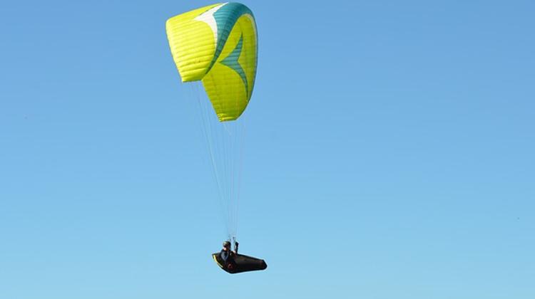 Two Die As Gliders Collide In Hungary