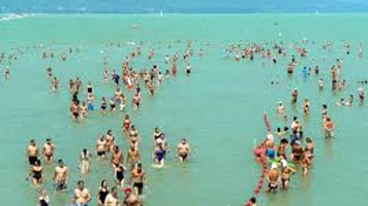 Report: Over 8,000 Swim Across Lake Balaton In Hungary