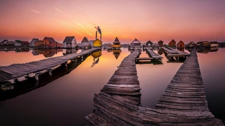 “Floating” Hungarian Village Becomes Internet Sensation