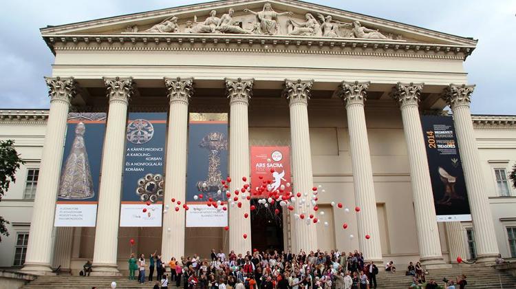 Special 'Ars Sacra ' Flash Mob @ Fisherman's Bastion In Budapest