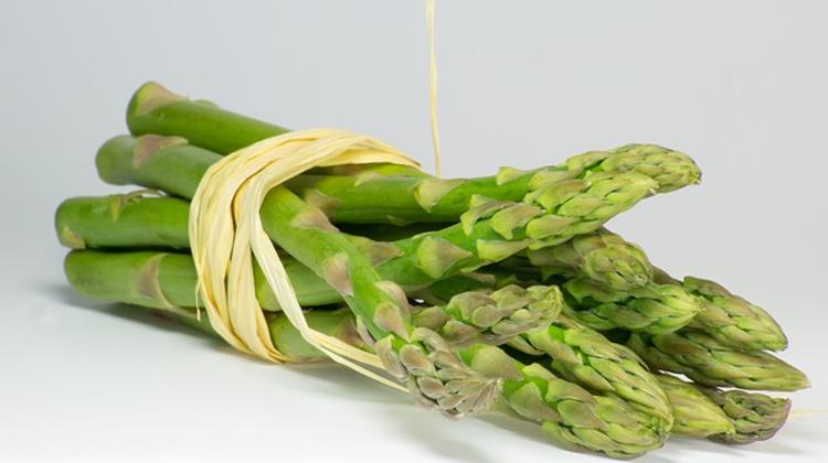 Cook Hungarian: Asparagus With Sour Cream